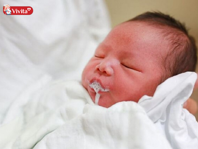 Hệ tiêu hóa chưa hoàn thiện là một trong những nguyên nhân khiến trẻ dễ gặp tình trạng nôn trớ, trào ngược trong những năm tháng đầu đời 