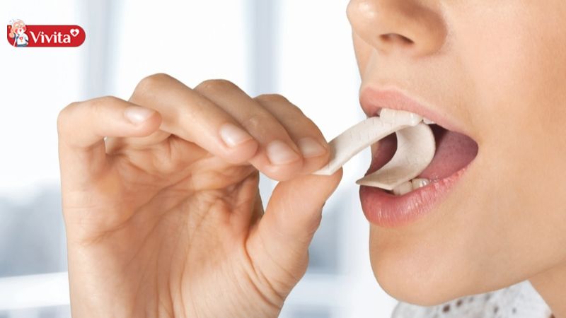Nhai kẹo cao su không đường cũng là giải pháp hỗ trợ hết hôi miệng tạm thời